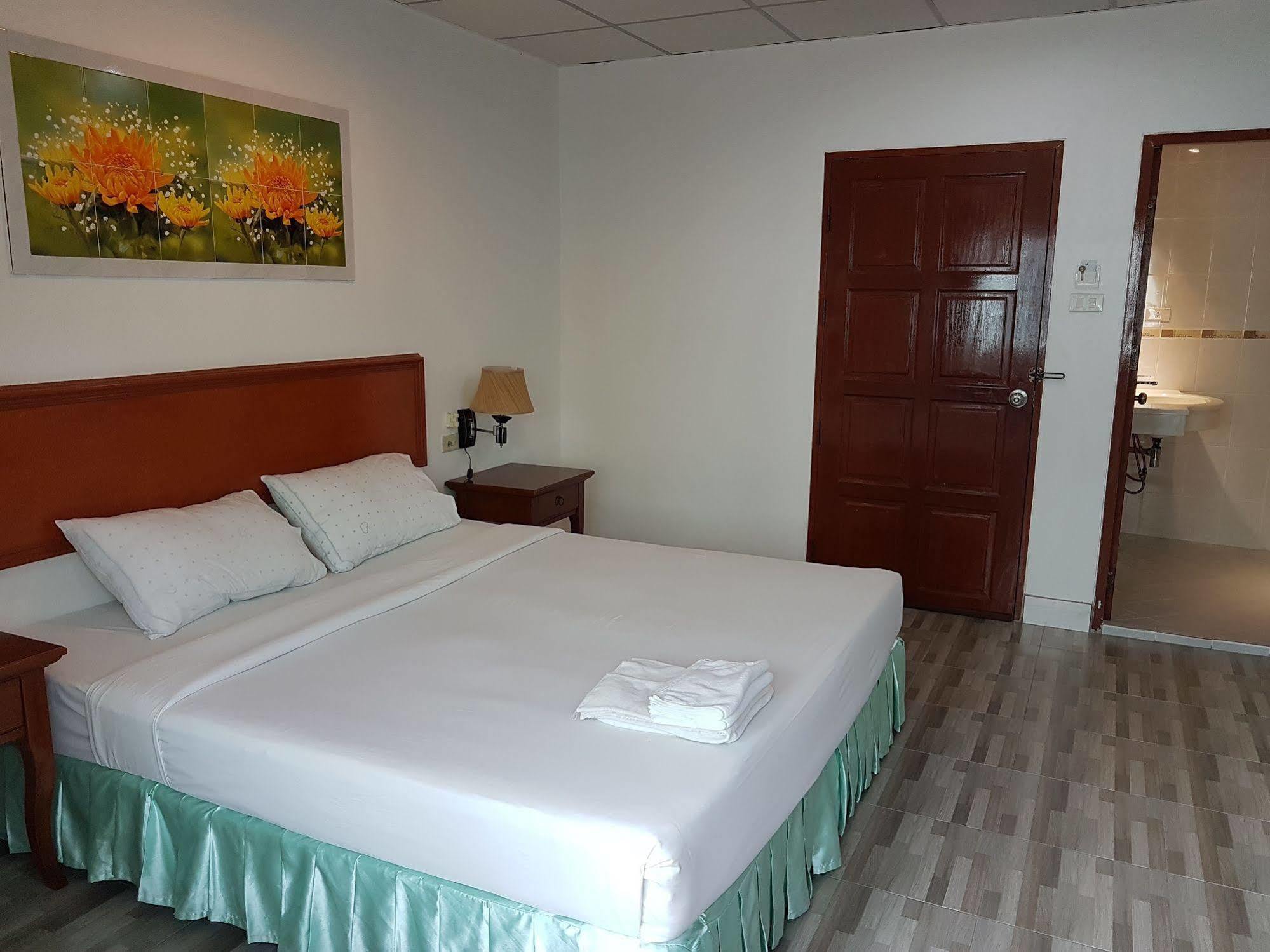 Welcome Inn Hotel @ Karon Beach. Single Room From Only 500 Baht Пхукет Екстер'єр фото
